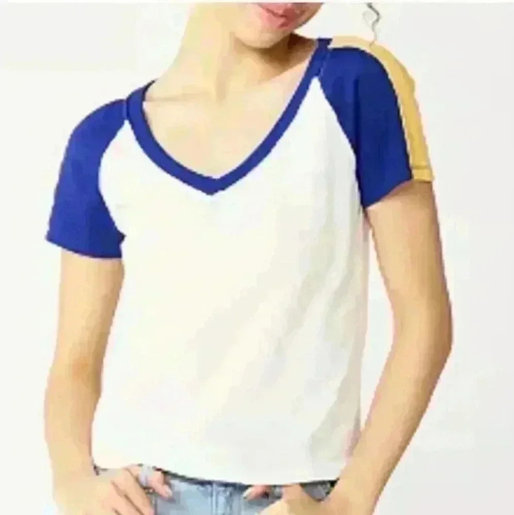 Juniors' SO® V-Neck Varsity Tee NWT